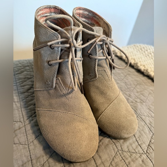 Tom’s Lace-Up Wedges - Picture 2 of 8